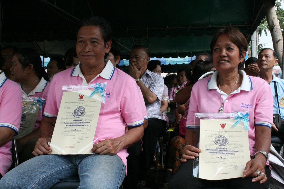 ผู้ว่าฯอ่างทอง มอบหนังสืออนุญาตให้ชาวบ้าน ๒๗ ครัวเรือน ใช้ประโยชน์ที่ดินสาธารณะ ในวันที่อยู่อาศัยโลก